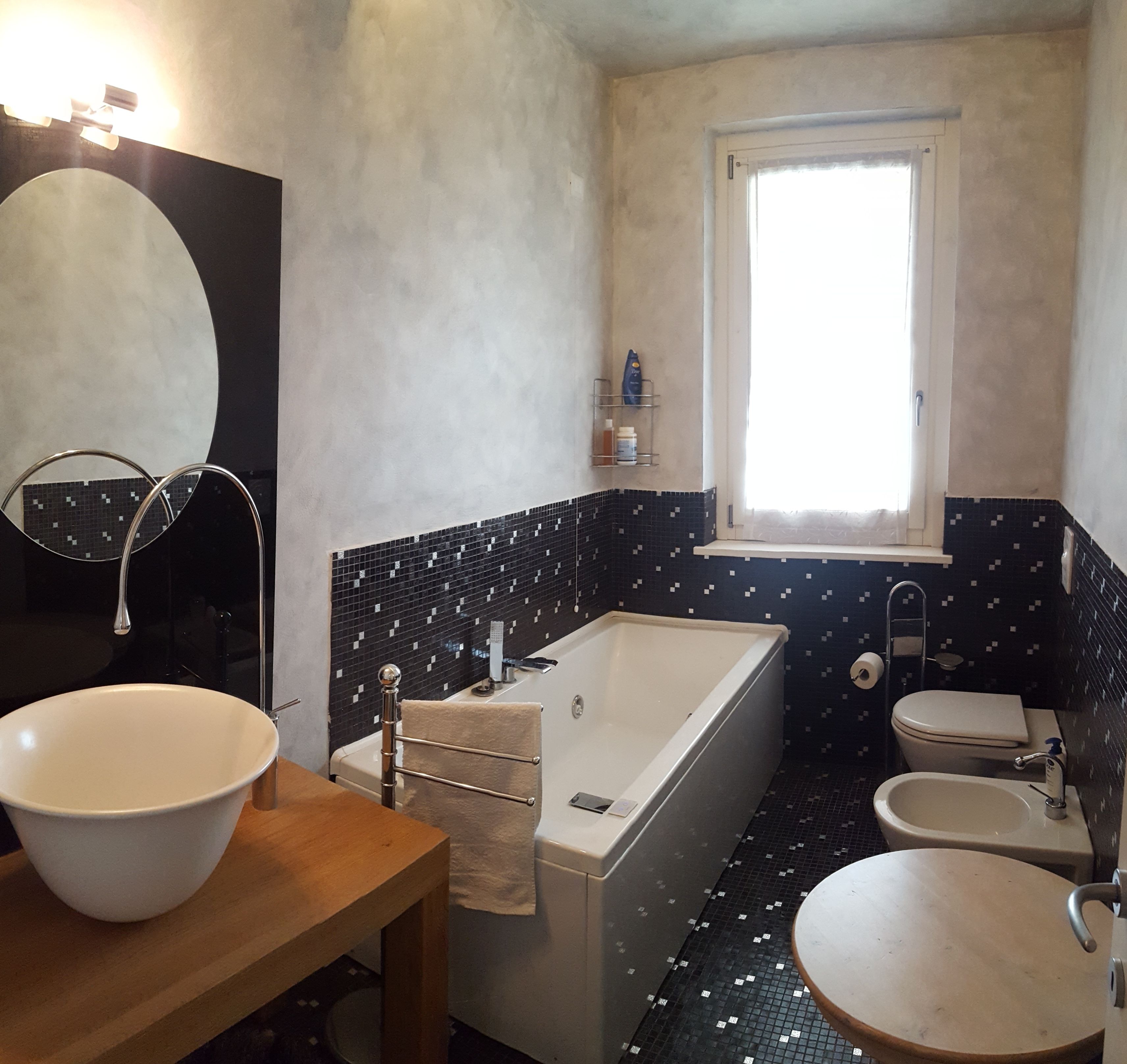 Douche, douche à « effet pluie », articles de toilette gratuits