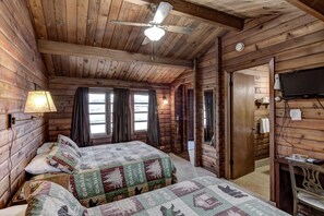 Desk, blackout drapes, free WiFi, bed sheets - Rib Waters Inn (Rib Lake)