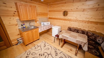 Mökki, sauna, piha-alue | 1 makuuhuone, pimennysverhot, silitysrauta/-lauta, ilmainen Wi-Fi