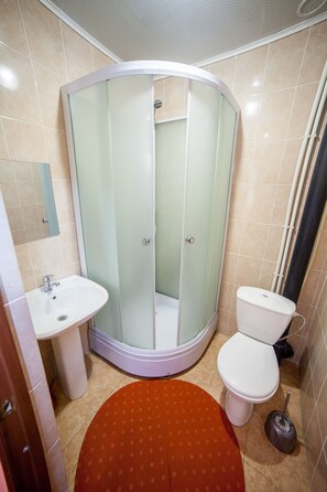 Bruser, gratis toiletartikler, hårtørrer, hjemmesko