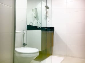 Deluxe Studio Suite, 1 King Bed with Sofa bed, Accessible, Non Smoking | Bathroom | Shower, bidet, towels - Flat Luxo Campina Grande (Campina Grande)