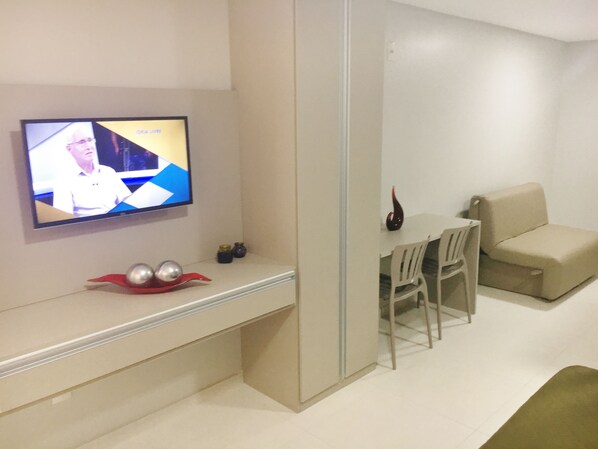Suite estudio Deluxe, 1 cama King size y sofá cama, con acceso para personas discapacitadas | Área de sala de estar | Smart TV y Netflix 