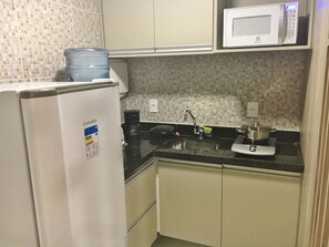 Deluxe Studio Suite, 1 King Bed with Sofa bed, Accessible, Non Smoking | Private kitchen