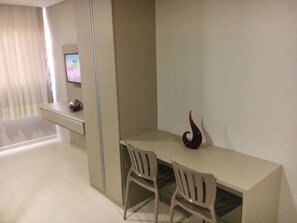 Deluxe Studio Suite, 1 King Bed with Sofa bed, Accessible, Non Smoking | Living area - Flat Luxo Campina Grande (Campina Grande)