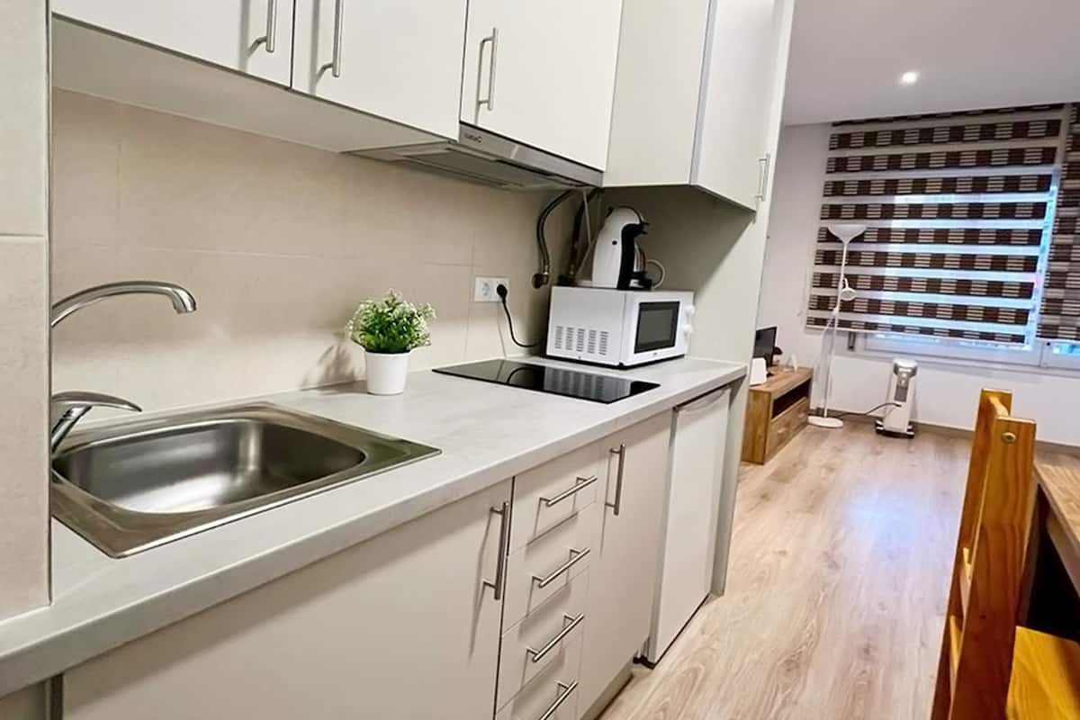 Refrigerador, microondas, placa de cocina, utensilios de cocina