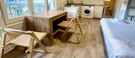 Basic Studio | Living area | TV