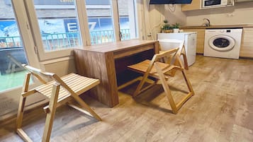 Studio Basic | Dapur pribadi | Lemari es, microwave, kompor, dan peralatan masak/sendok-piring