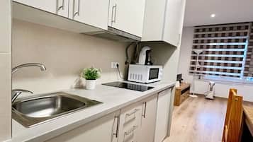 Fridge, microwave, stovetop, cookware/dishes/utensils