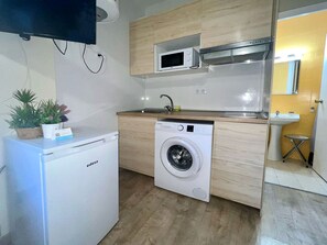 Basic Studio | Private kitchen | Fridge, microwave, stovetop, cookware/dishes/utensils - Apartamentos la Cabaneta Mikka Sky (Pas de la Casa)