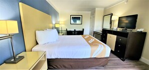 Escrivaninha, cortinas blackout, ferros/tábuas de passar roupa