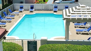 Una piscina al aire libre de temporada