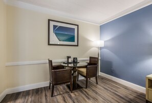 Escrivaninha, cortinas blackout, ferros/tábuas de passar roupa