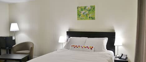 Room, 1 Queen Bed | Premium bedding, blackout curtains, soundproofing, free WiFi
