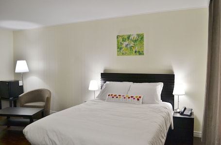 Quarto, 1 cama Queen | Roupas de cama premium, cortinas blackout, quartos Ć prova de som