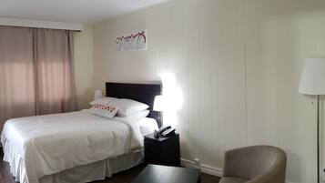 Room, 1 Queen Bed | Premium bedding, blackout drapes, soundproofing, free WiFi