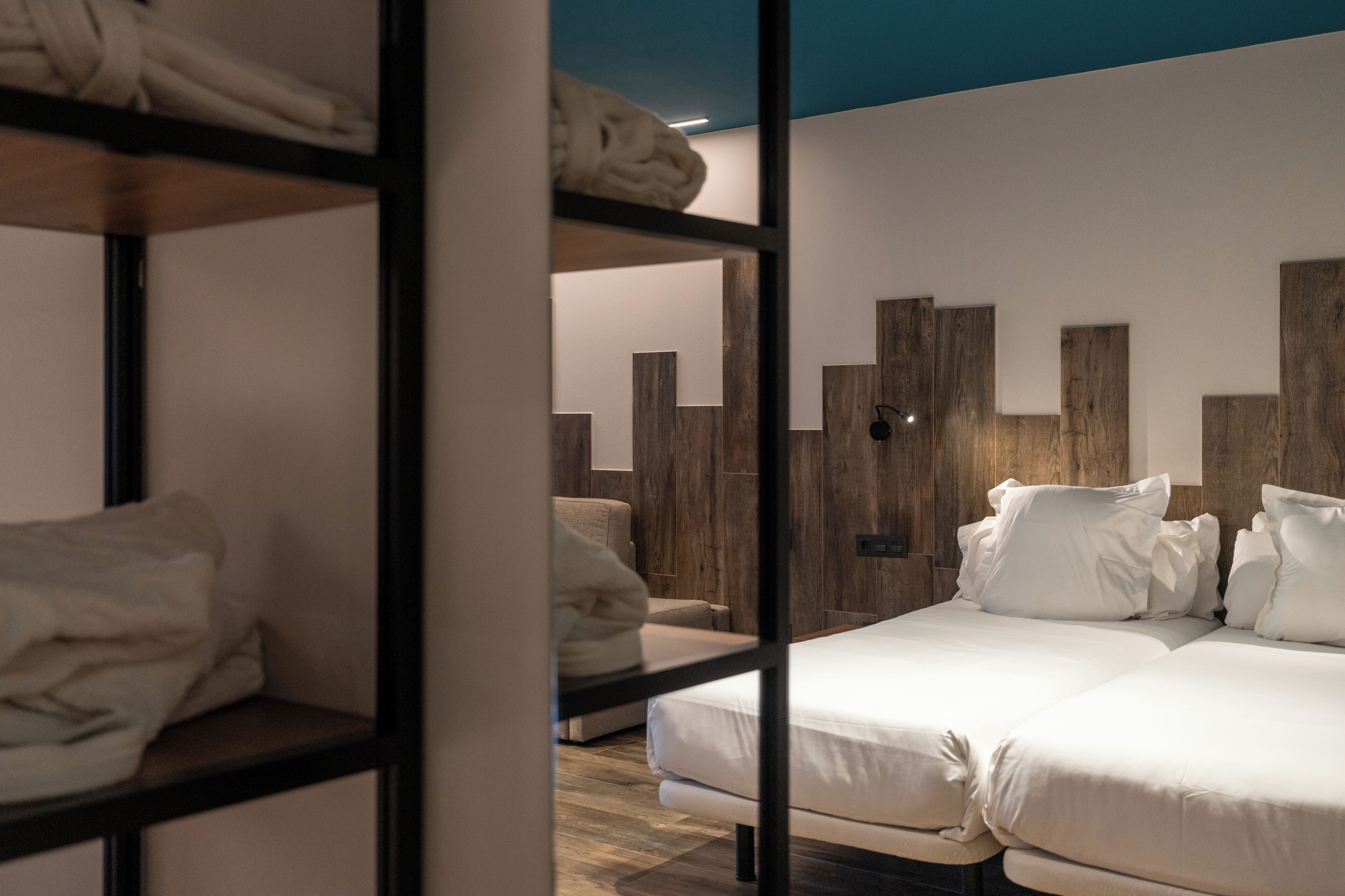 Premium Room (2 Adultos) | Ropa de cama de alta calidad, edredones de plumas, minibar y caja fuerte