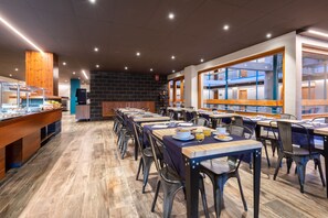 Sarapan prasmanan setiap hari (EUR 18 per orang)