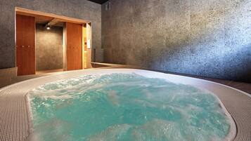 Un sauna, una bañera de hidromasaje, baño turco