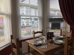 Sudah termasuk sarapan ala kontinental setiap hari