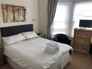 Individually decorated, individually furnished, blackout curtains - Seamore Guest House (Great Yarmouth)