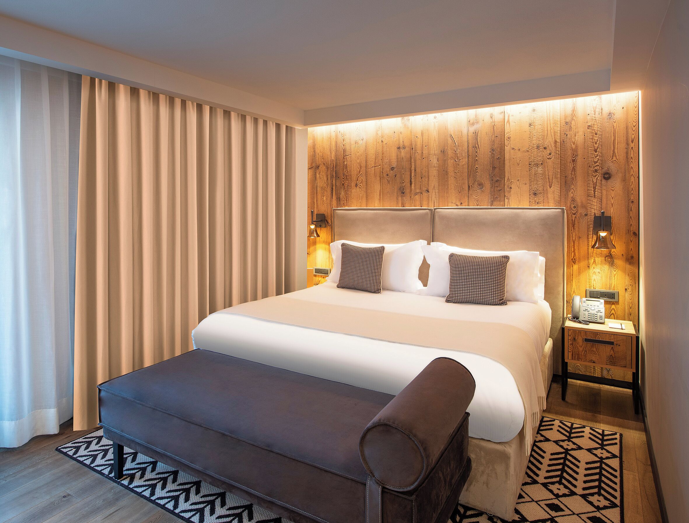 Minibar, caja de seguridad en la habitación y cortinas blackout 