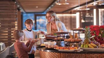 3 restaurants, breakfast, dinner served; Italian cuisine