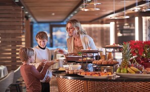 Här finns 2 restauranger som serverar frukost och middag