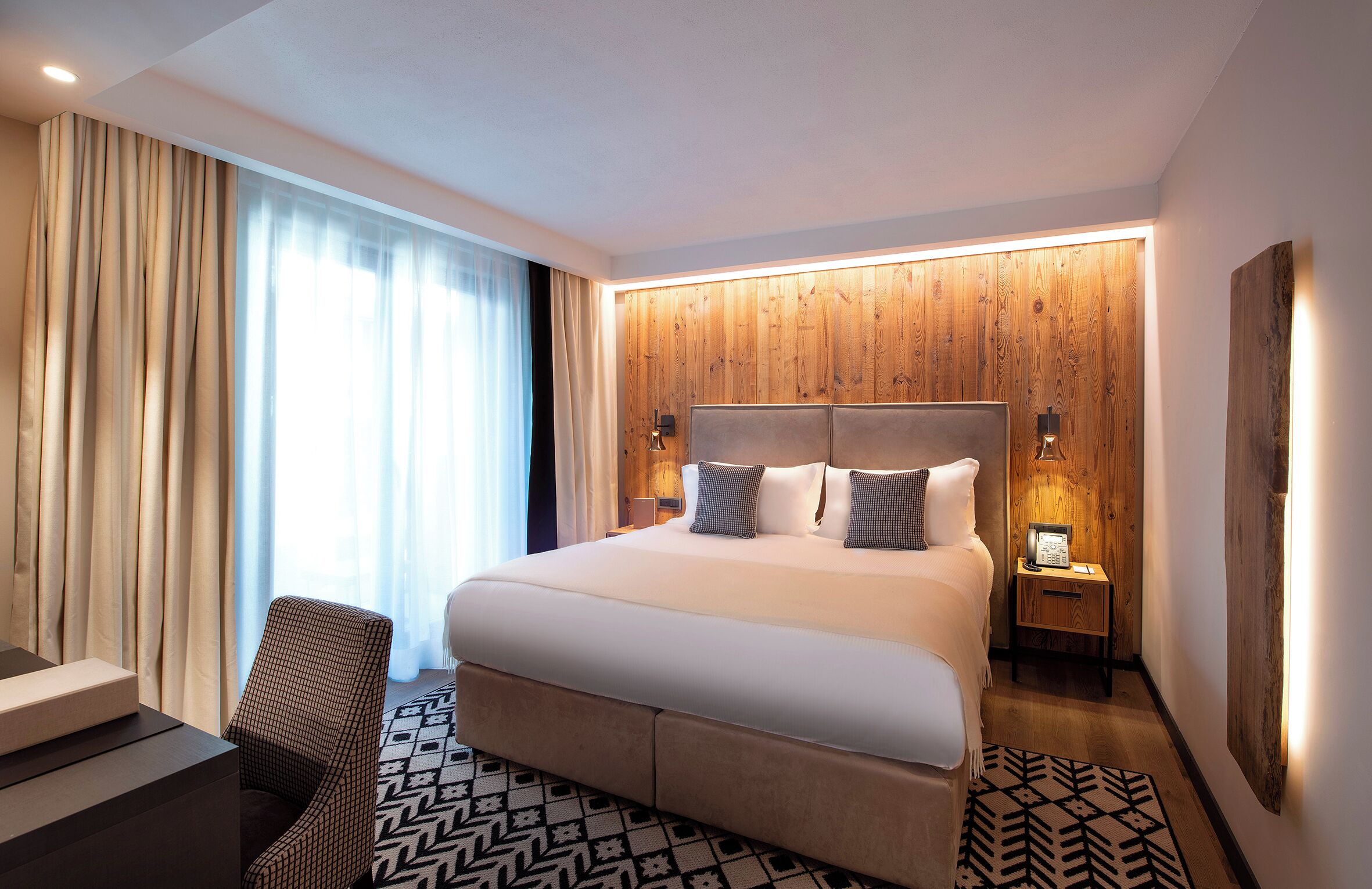 Minibar, caja de seguridad en la habitación y cortinas blackout 