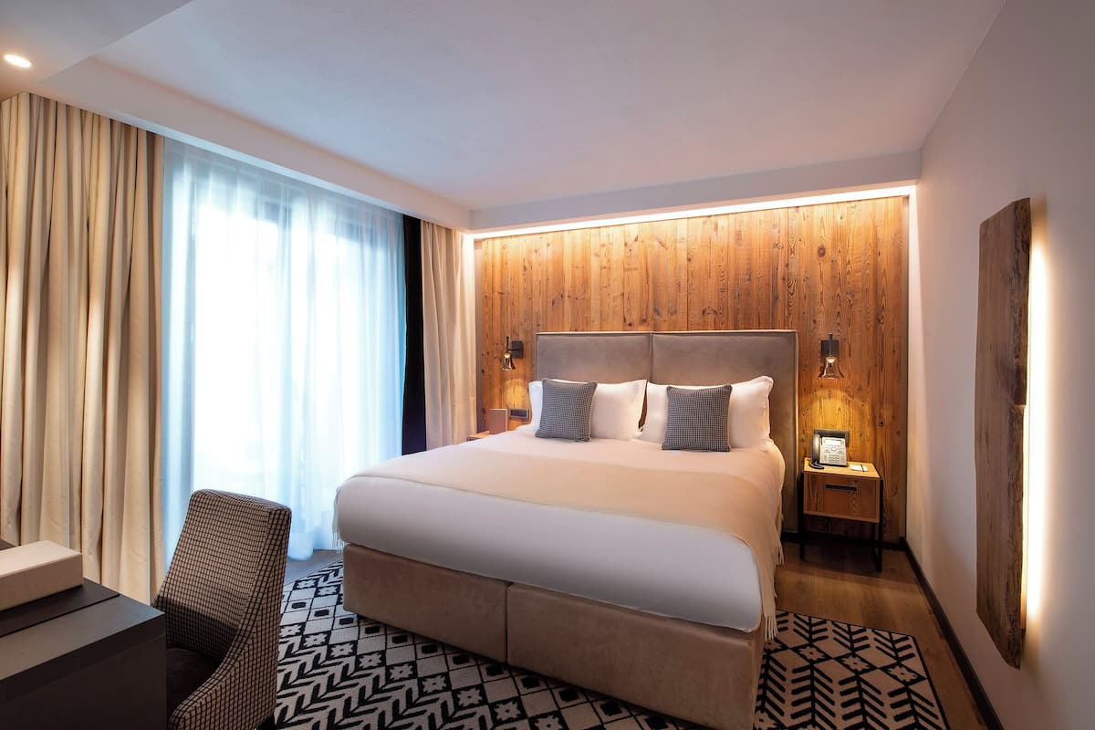 Minibar, caja de seguridad en la habitación y cortinas blackout