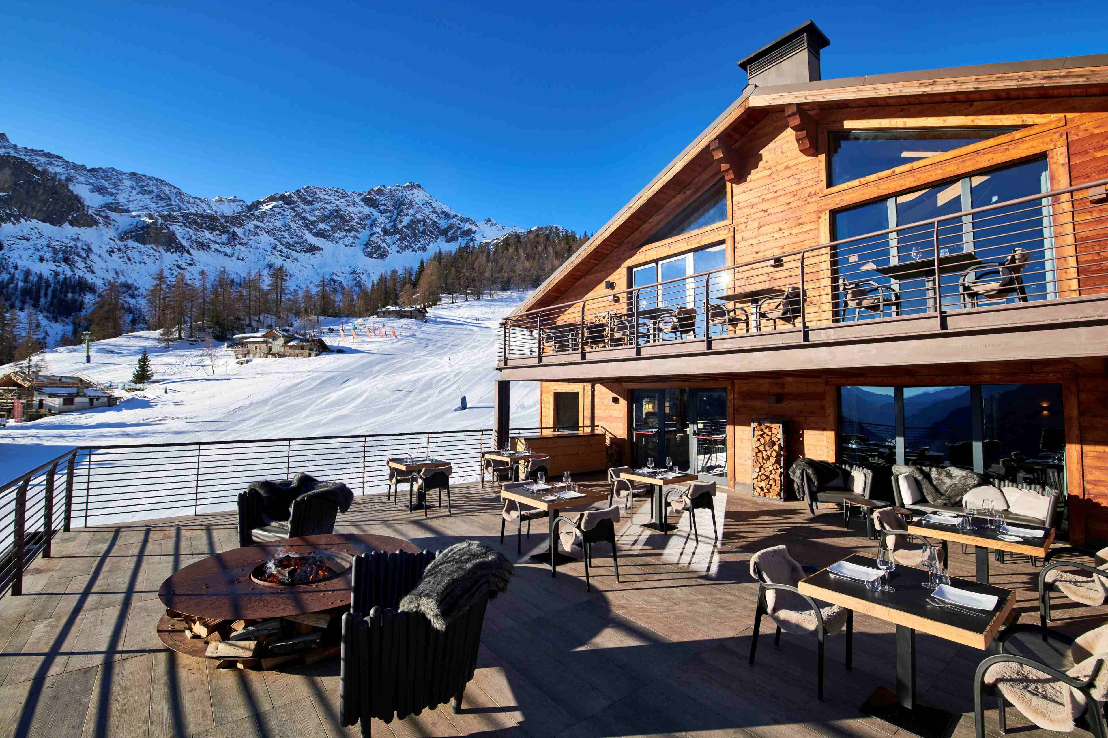 2 restaurants servant le petit déjeuner et le dîner