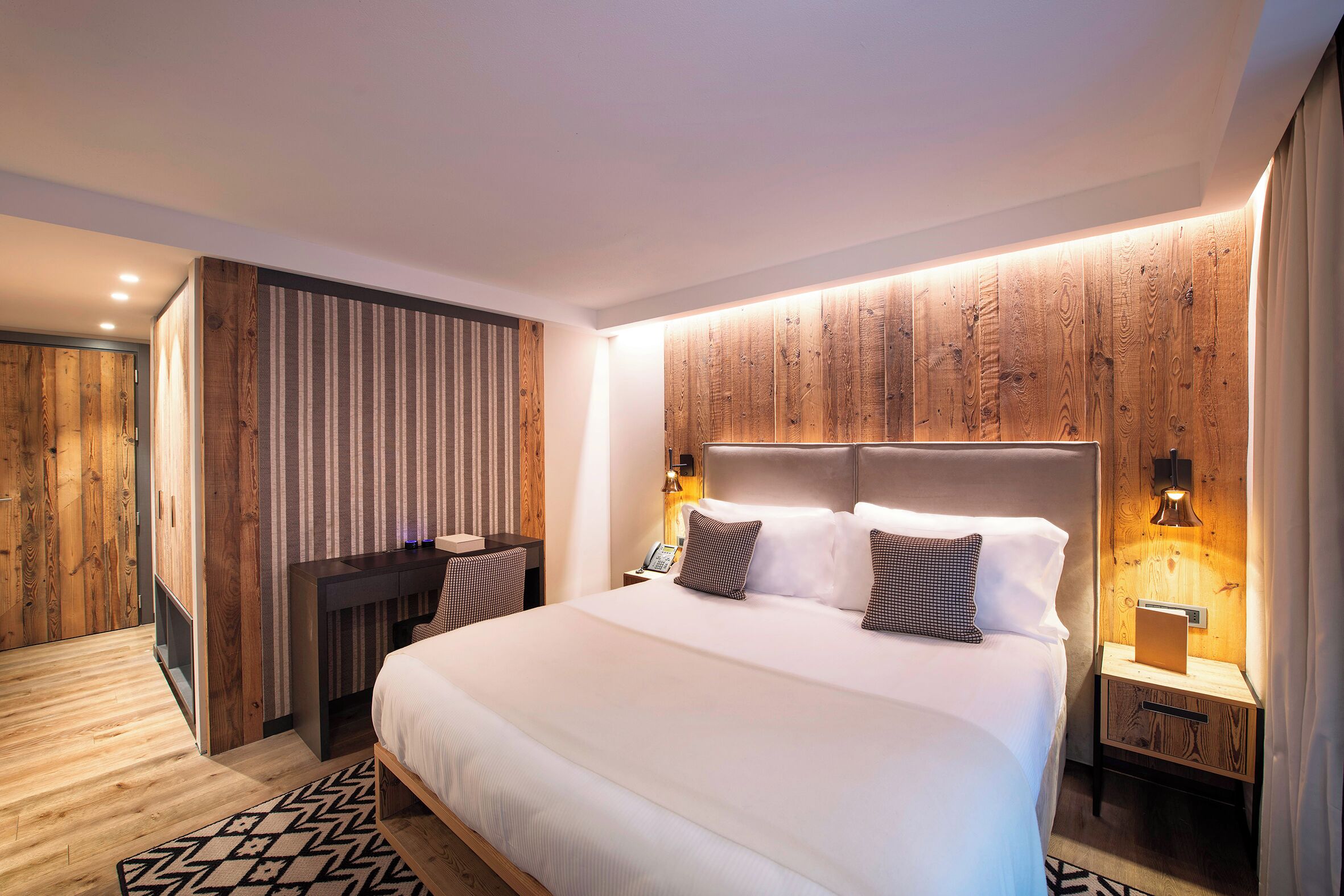 Habitación clásica | Minibar, caja de seguridad en la habitación y cortinas blackout 