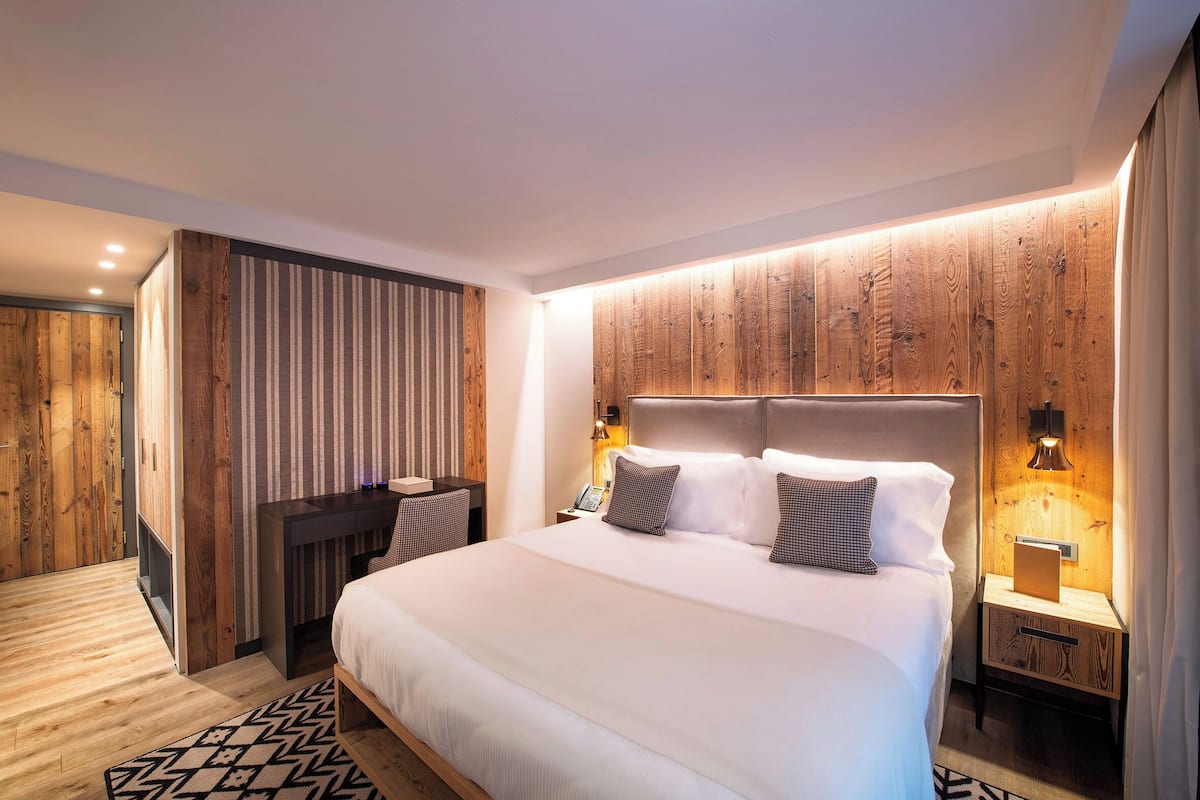 Habitación clásica | Minibar, caja de seguridad en la habitación y cortinas blackout