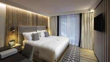 Minibar, coffres-forts dans les chambres, bureau, rideaux occultants
