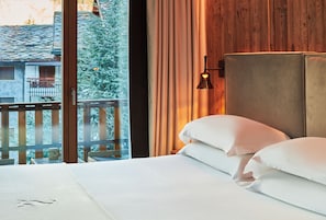 Junior Suite, 1 Bedroom | 1 bedroom, minibar, in-room safe, blackout curtains