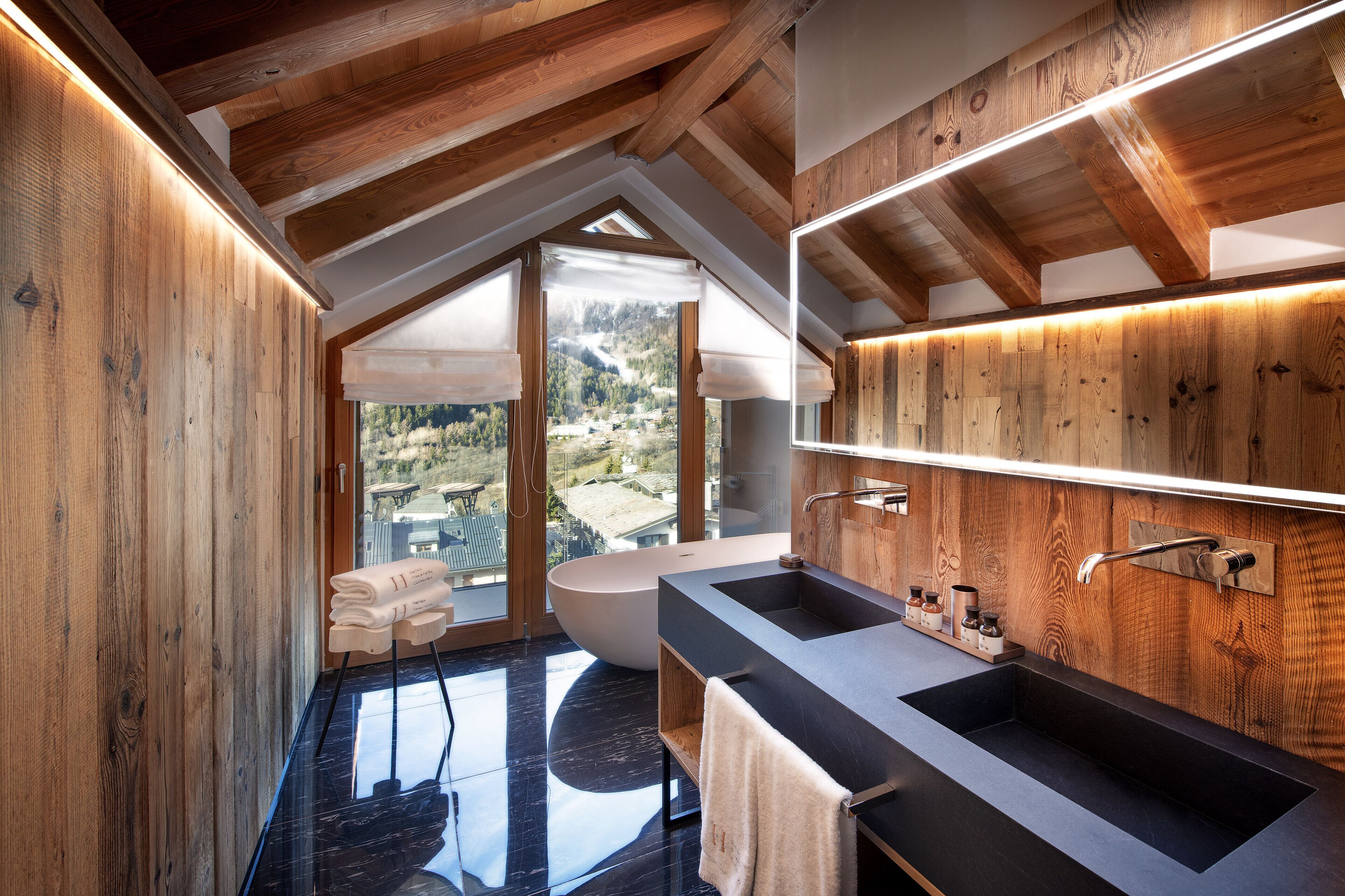 suite, 1 bedroom (rooftop) | bathroom | shower, rainfall showerhead, free toiletries, hair dryer