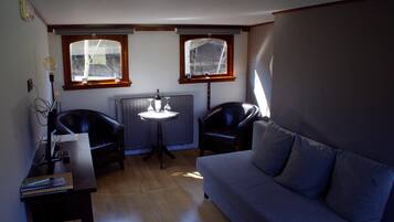 Klassiek appartement, 1 queensize bed met slaapbank, uitzicht op het water (Captain's room) | Woonruimte | Flatscreentelevisie, een iPod-dock en een mp3-dock
