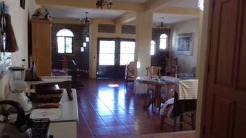 Departamento familiar, varias camas, para no fumadores | Cocineta privada | Refrigerador con congelador, parrilla de estufa y utensilios de cocina