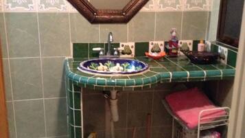 Shower, free toiletries, towels