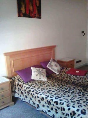 2 bedrooms, blackout curtains, rollaway beds, free WiFi