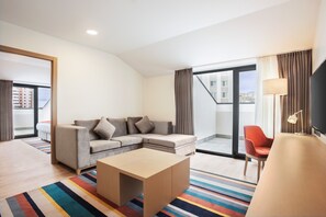 Suite, 1 kingsize-seng, ikke-røyk | Oppholdsrom | Flatskjerm-TV