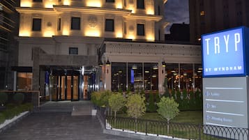 Vista frontal de la propiedad por la tarde o noche