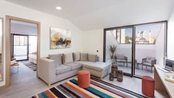 Suite, 1 King Bed, Non Smoking | Living area