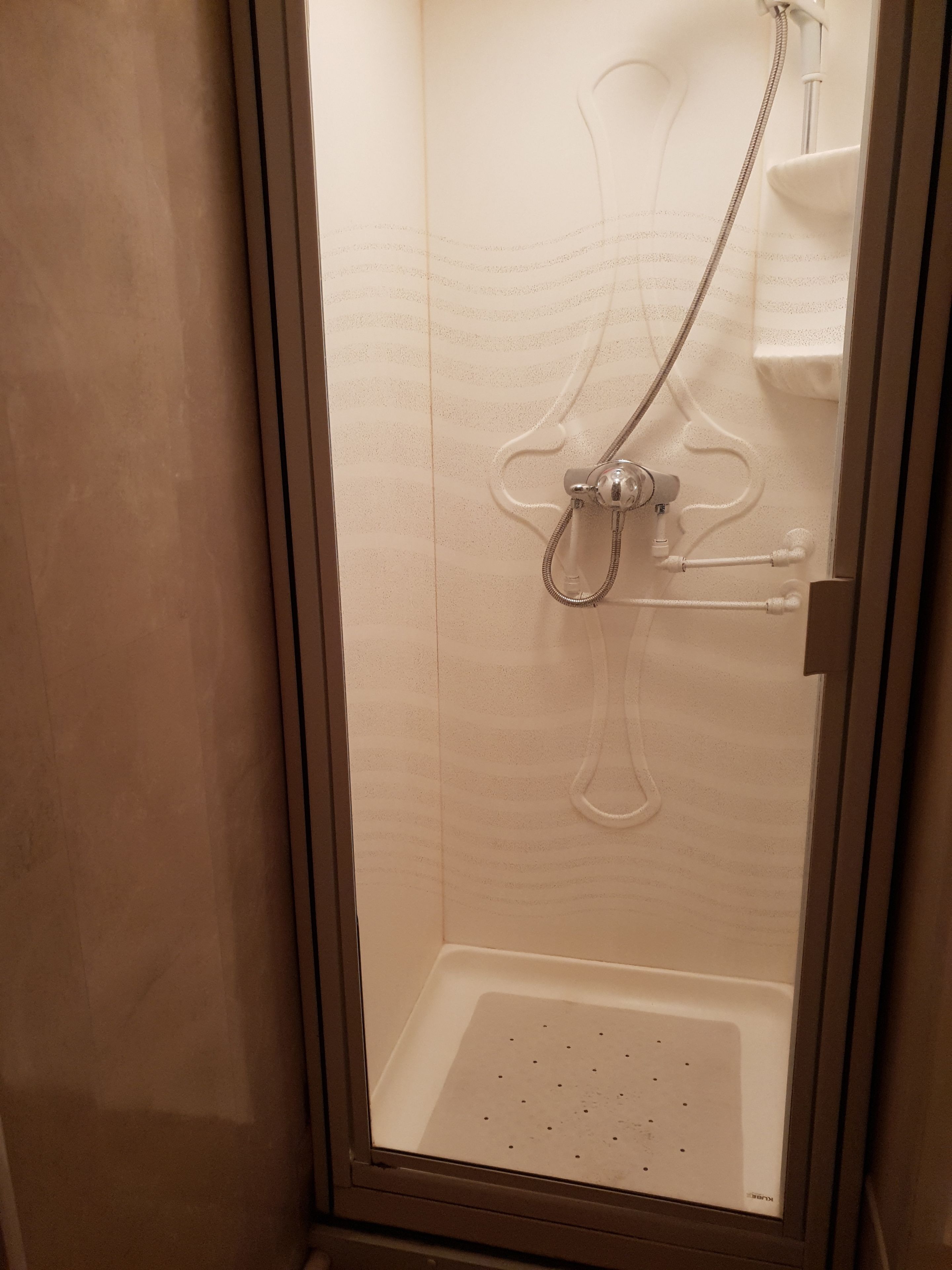 Basic Twin Room, 2 Single Beds (Shared Bathroom) | Bathroom shower