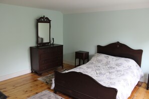 5 chambres, fer et planche à repasser, lit de bébé portatif