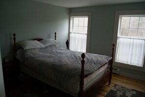 5 bedrooms, iron/ironing board, travel crib, free WiFi - Historic Ski Home - 8 Min. To Mount Snow & 15 Min. To Stratton. (Wardsboro)