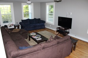 Smart TV, fireplace, DVD player, foosball - Historic Ski Home - 8 Min. To Mount Snow & 15 Min. To Stratton. (Wardsboro)