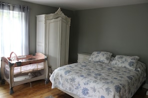 5 bedrooms, iron/ironing board, travel crib, free WiFi - Historic Ski Home - 8 Min. To Mount Snow & 15 Min. To Stratton. (Wardsboro)