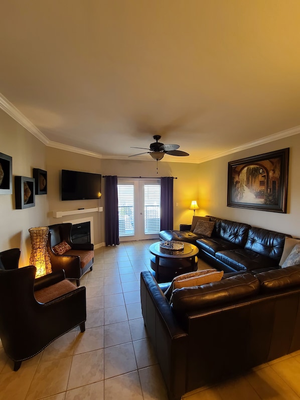 Smart TV, fireplace