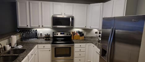 Jääkaappi, mikroaaltouuni, uuni, liesi