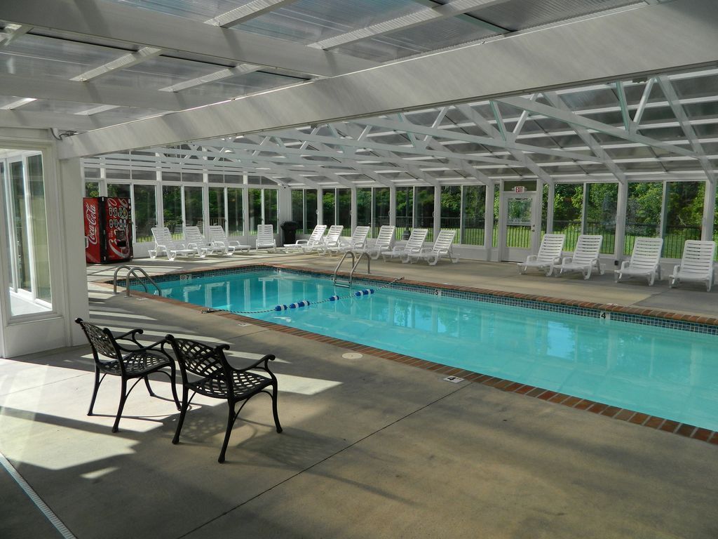 Innendørsbasseng og et oppvarmet basseng